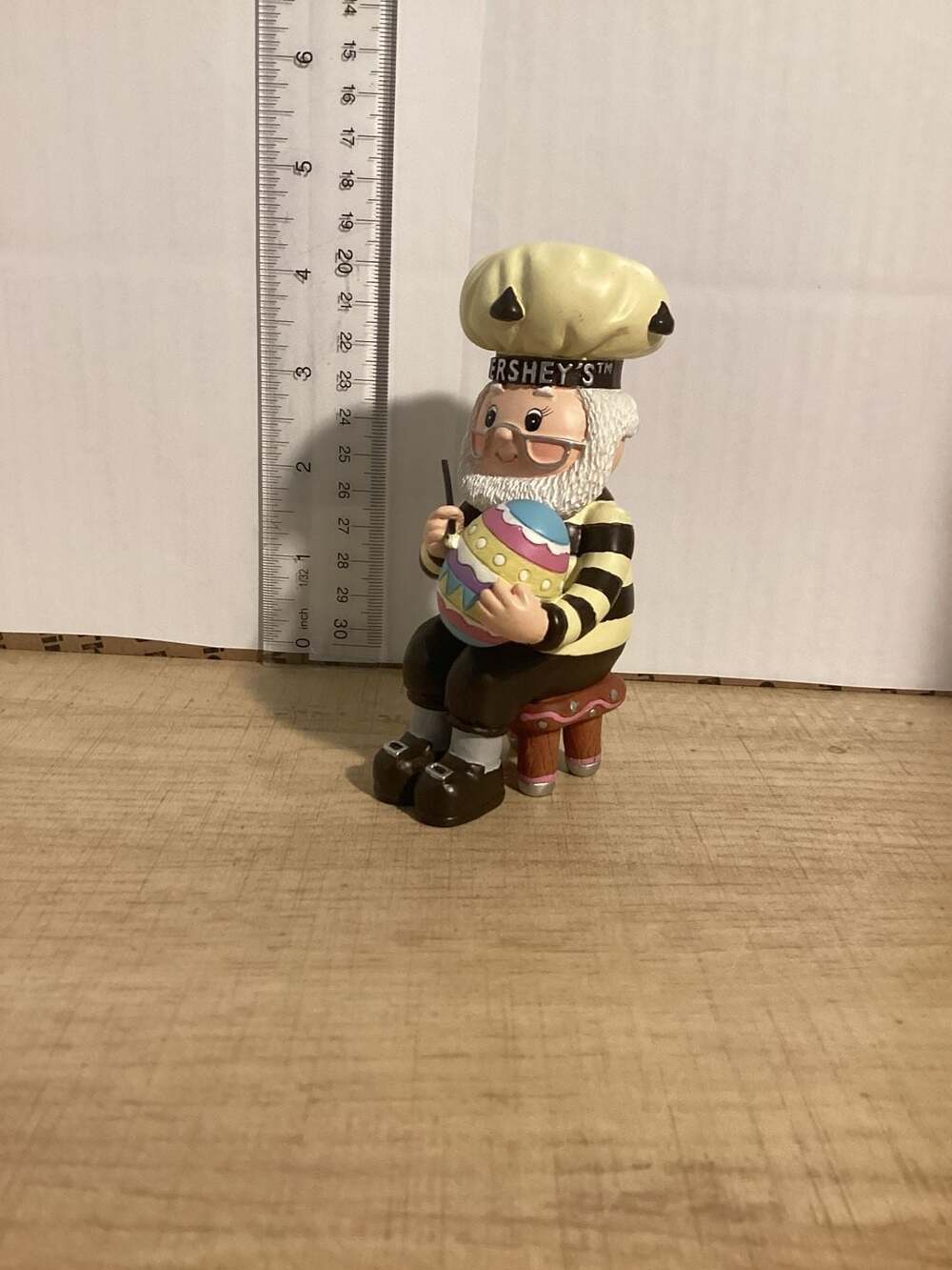 Hershey's Collectible 2003 Easter Chef Figurine Painting Egg